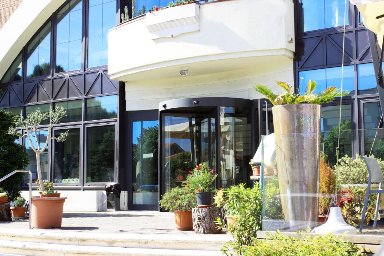 Hotel Ombra Riccione Kültér fotó